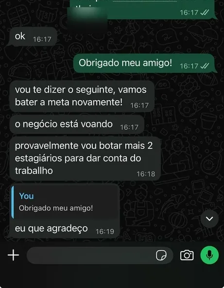 Conversa de WhatsApp: dono de escritório comemora bater a meta novamente e diz que vai contratar mais dois estagiários para dar conta da demanda.