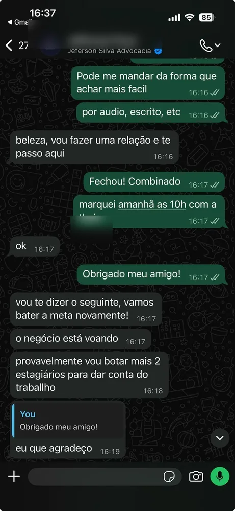 Conversa de WhatsApp: dono de escritório comemora bater a meta novamente e diz que vai contratar mais dois estagiários para dar conta da demanda.